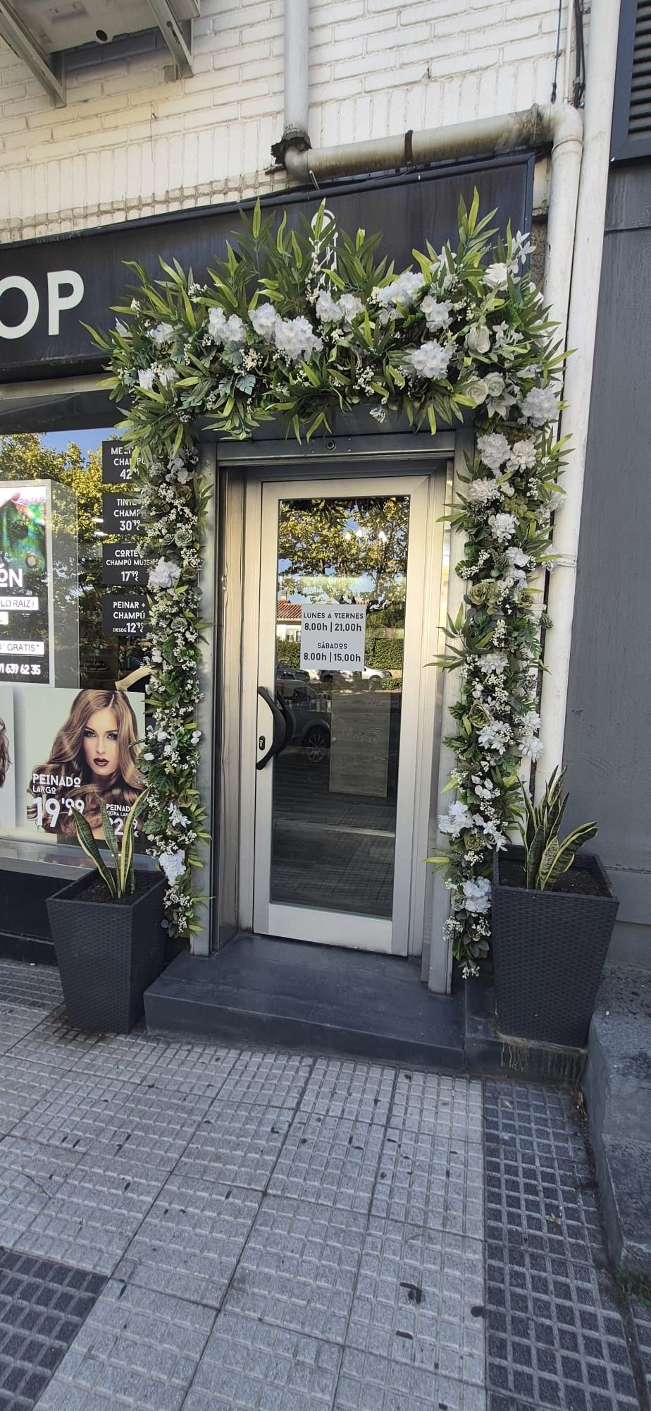 Entrada floral de Baró Peluqueros en Majadahonda