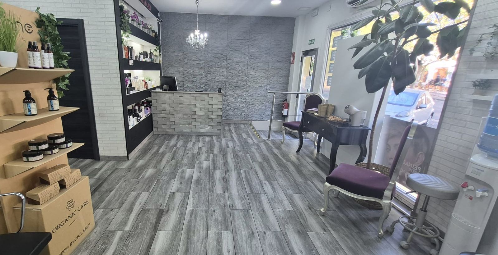 Recepción y zona de productos de Baró Peluqueros